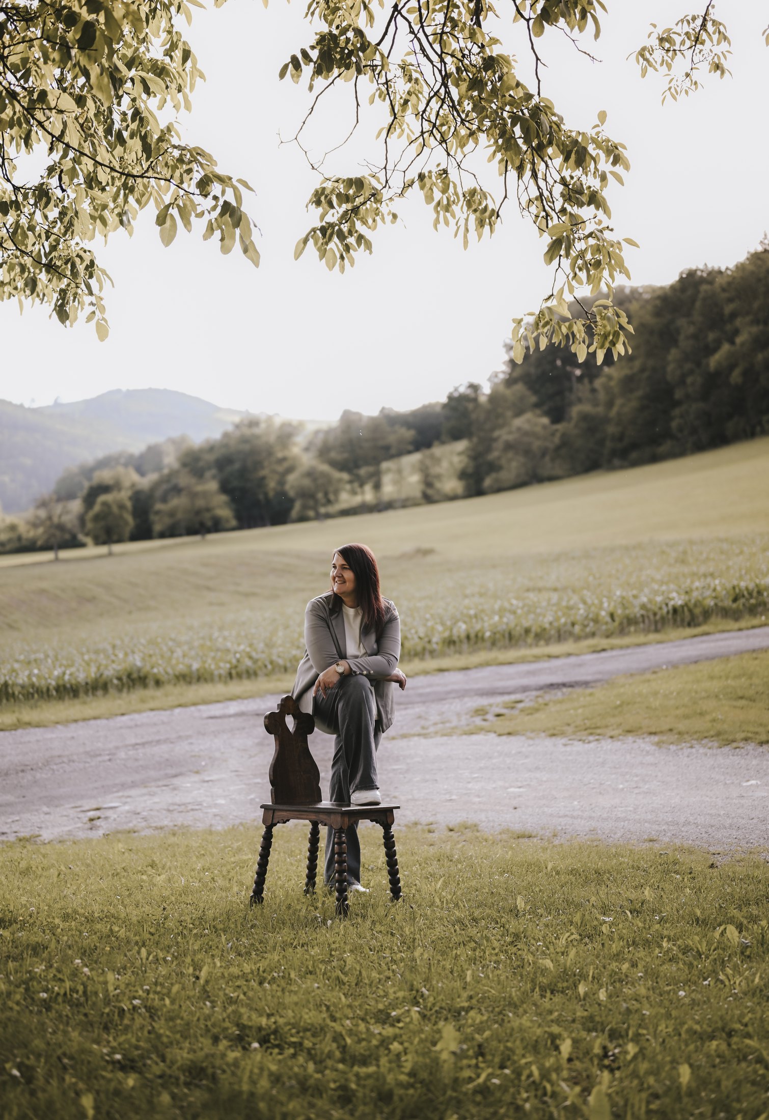 Brigitte Flazelsteiner in ruhiger Mostviertler Landschaft