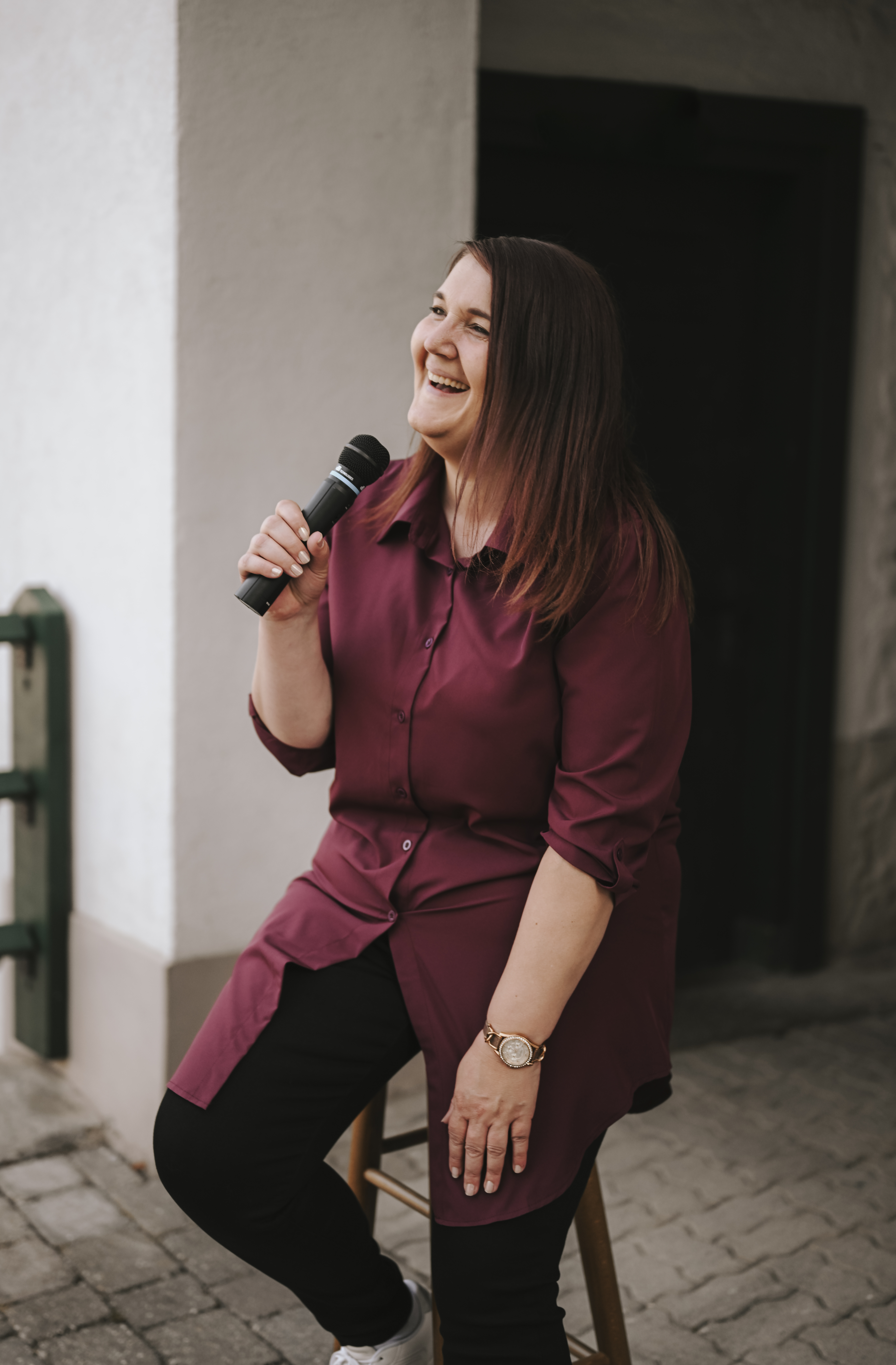 Brigitte Flazelsteiner mit Mikrofon